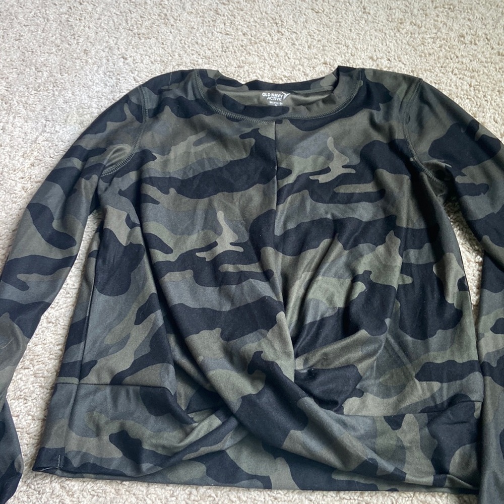 Old Navy Active green and black camo cropped top